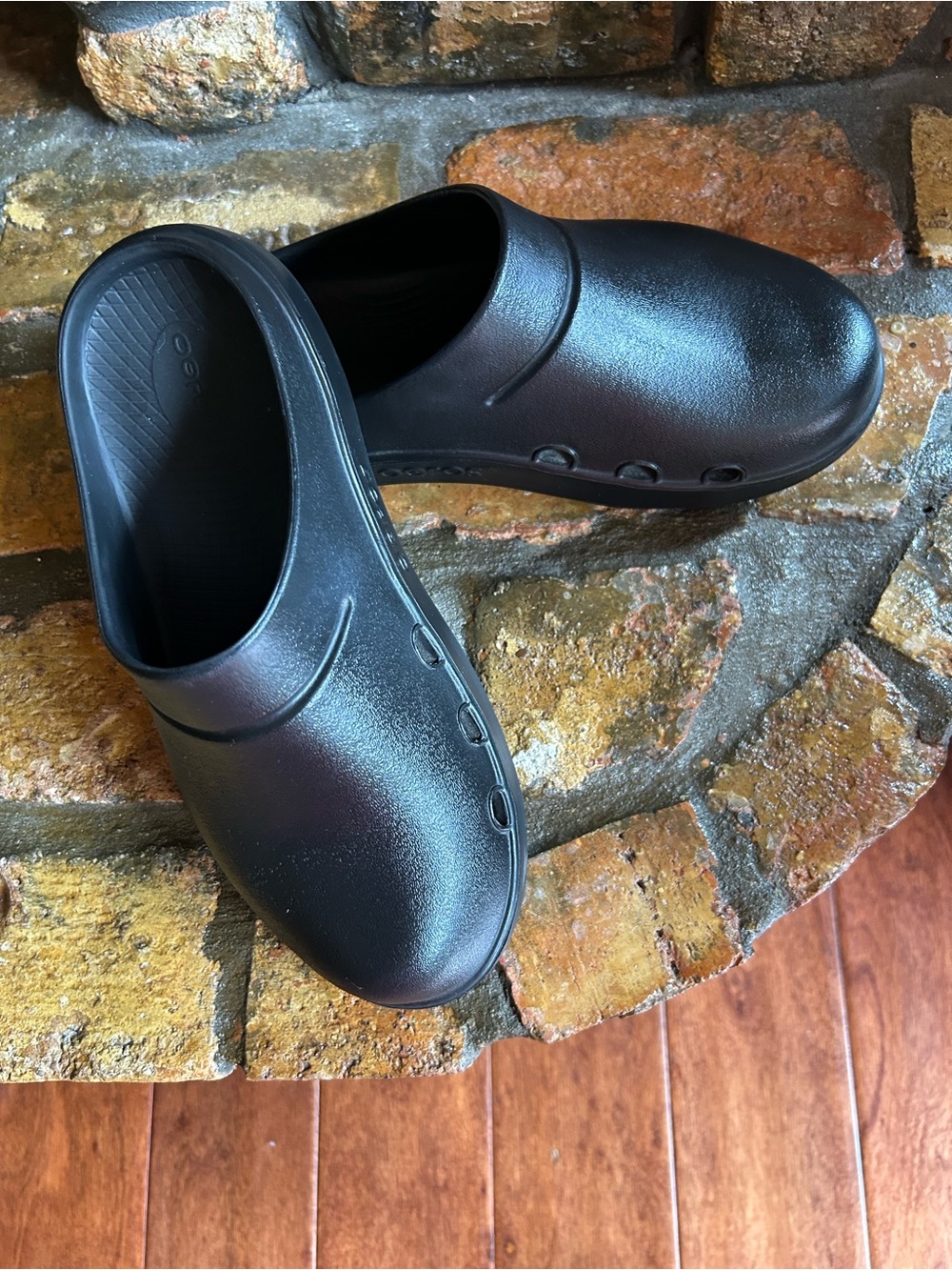 OoFOS clogs. - Picture 3 of 4